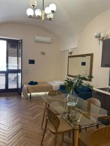 un salon avec une table et un canapé dans l'établissement Sicily home, à Ribera 8 autres photos