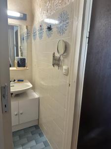 a bathroom with a sink and a mirror at Appt Cap d'Agde in Agde