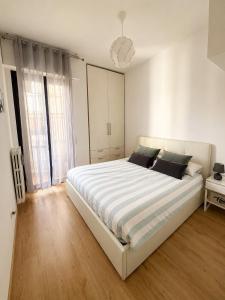 a large white bedroom with a large white bed at Piazza Sant'Alfonso Apartment in Francavilla al Mare