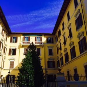 Um edifício com uma árvore de Natal à frente. em Residenza Johanna I em Florença