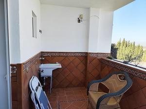 a bathroom with a sink and a toilet at Casa Flamenca en El Ventorrillo - Piscina, Tumbonas, Terraza y Aparcamiento in Cúllar-Vega