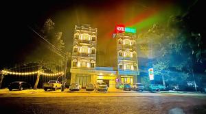 a building with cars parked in front of it at night at Hotel PHƯƠNG MAI 2 in Bến Lức