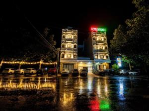 a building with cars parked in a parking lot at night at Hotel PHƯƠNG MAI 2 in Bến Lức +7 photos