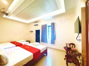 two beds in a room with graffiti on the walls at Hotel PHƯƠNG MAI 2 in Bến Lức