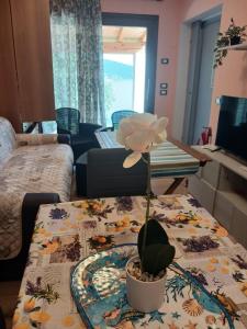 a living room with a table with a flower on it at Dolce Luna in Gargnano