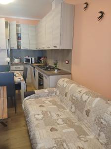 a living room with a couch and a kitchen at Dolce Luna in Gargnano