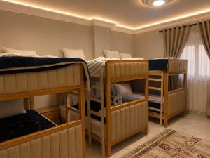 Giường trong phòng chung tại Pyramids Crypt Hotel