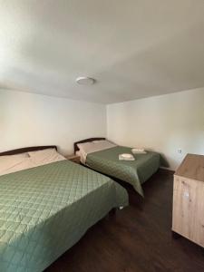 two beds in a small room with at Vila Luminis in Seone