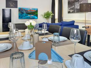 a table with glasses and plates and a blue couch at Gruppenloft Stuttgart Kicker & 14 Gäste in Stuttgart +24 photos