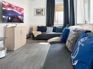 a living room with a blue couch and a table at Gruppenloft Stuttgart Kicker & 14 Gäste in Stuttgart