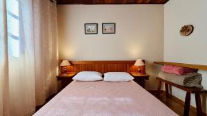 a bedroom with a bed with two pillows on it at Recanto Luar Monte Verde in Monte Verde