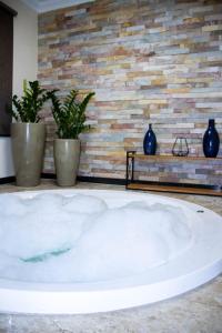 a large bath tub in a room with plants at Hotel Gran Minas in Vespasiano +24 photos