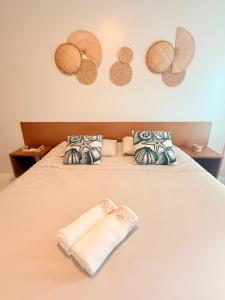 a bed with two towels on top of it at FLAT MANDAI PREMIUM - Cabo Frio in Cabo Frio +38 photos