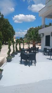 a group of tables and benches in a patio at Hotel Tre Lanterne in Marina di Sibari