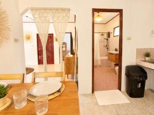 a dining room with a table and a bathroom at Amsterdam House - Hin Kong - Double King Bed - 4K SmartTV in Wok Tum +21 photos