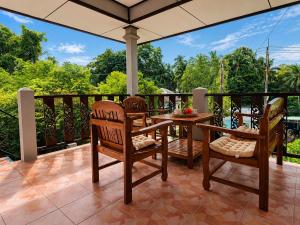 a patio with a table and chairs on a balcony at Amsterdam House - Hin Kong - Double King Bed - 4K SmartTV in Wok Tum