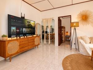 a living room with a large flat screen tv at Amsterdam House - Hin Kong - Double King Bed - 4K SmartTV in Wok Tum