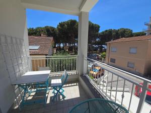 a balcony with a table and chairs on it at camera vicino a mare e pineta in Follonica