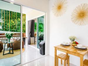 a living room with a table and a dining room at Boho House - 2mn Srithanu - King Bed - 4K SmartTV in Hinkong