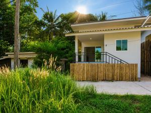 a house with a fence in front of it at Boho House - 2mn Srithanu - King Bed - 4K SmartTV in Hinkong
