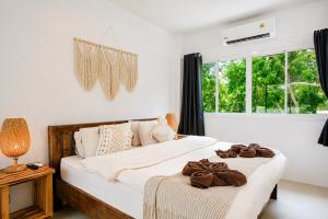 a bedroom with two beds and a window at Boho House - 2mn Srithanu - King Bed - 4K SmartTV in Hinkong