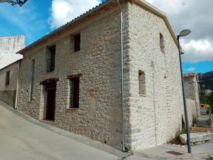 a side view of a building under construction at casa LHort in Benisili