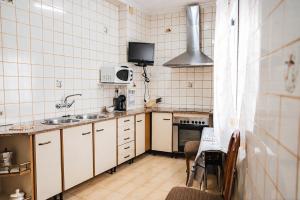 a small kitchen with a sink and a stove at Casa Arcadia Centro de Andalucía in Encinas Reales
