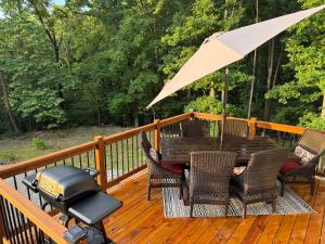 a grill and a table and chairs on a deck at Cute cottage in Sunrise Beach in Sunrise Beach
