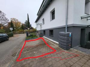 a red line on a street next to a building at Stilvolle 3-Zimmer-Oase in Mühlacker