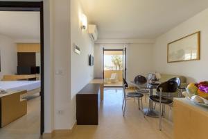 eine Küche und ein Wohnzimmer mit Tisch und Stühlen in der Unterkunft Rada Siri in Montepaone