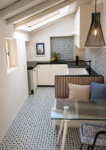 a kitchen and living room with a couch and a table at Montes de Baixo in Odeceixe