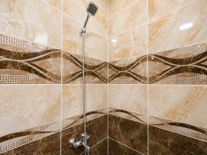 a bathroom with a shower with two sinks at Şimo Suite Otel in Uzungöl +32 photos