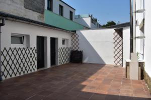 a white building with a fence and a patio at Casa Nicolás in Portomarin