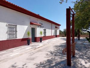 a building with two potted plants in front of it at Cortijo El Pajaroto in Matanegra