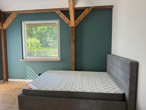 un letto in una stanza con una finestra di Chill and Grill - Modlin Airport Apartamenty na wynajem a Wola Smolana