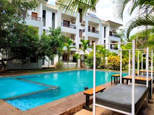 a swimming pool in front of a building at Studio by Jackfruit in Arambol