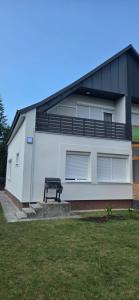a building with a bench in front of it at Mária 93 in Balatonmáriafürdő