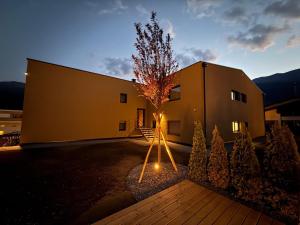 ein Gebäude mit einem Baum davor in der Unterkunft Residence Dilitz in Reschen + 44 Fotos