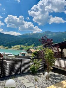 ein Balkon mit Blick auf einen Fluss und Berge in der Unterkunft Residence Dilitz in Reschen
