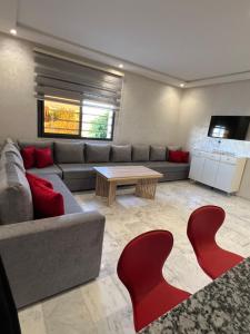 a living room with a couch and a table at عروس النخيل in Tétouan