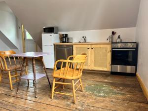 a kitchen with a table and chairs and a stove at Seaside Beach Resort in Saint Andrews