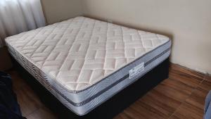 a mattress sitting on a floor in a room at Quarto- WiFi Rápido, Netflix e Cozinha Equipada in Capela do Alto