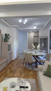 a living room with a table and a dining room at Apartman Kiki in Šušanj