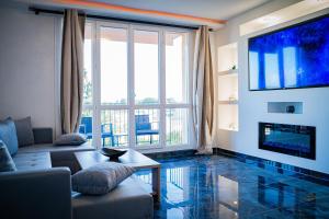 a living room with a couch and a tv at Ó maestro home in Avignon