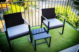 two chairs and a table on a balcony at Ó maestro home in Avignon