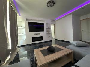 a living room with a couch and a table at Ó maestro home in Avignon