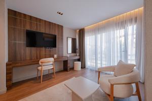 Televizorius ir (arba) pramogų centras apgyvendinimo įstaigoje Dumer Butik Hotel