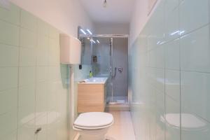 ein Badezimmer mit Dusche, Toilette und Waschbecken in der Unterkunft Family Nest on Lake Como by Rent All Como in Argegno + 21 Fotos
