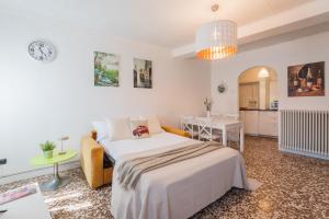 ein Schlafzimmer mit Bett und ein Esszimmer in der Unterkunft Family Nest on Lake Como by Rent All Como in Argegno
