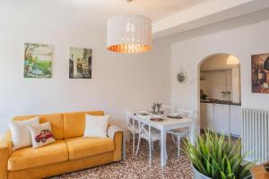 ein Wohnzimmer mit Sofa und Tisch in der Unterkunft Family Nest on Lake Como by Rent All Como in Argegno